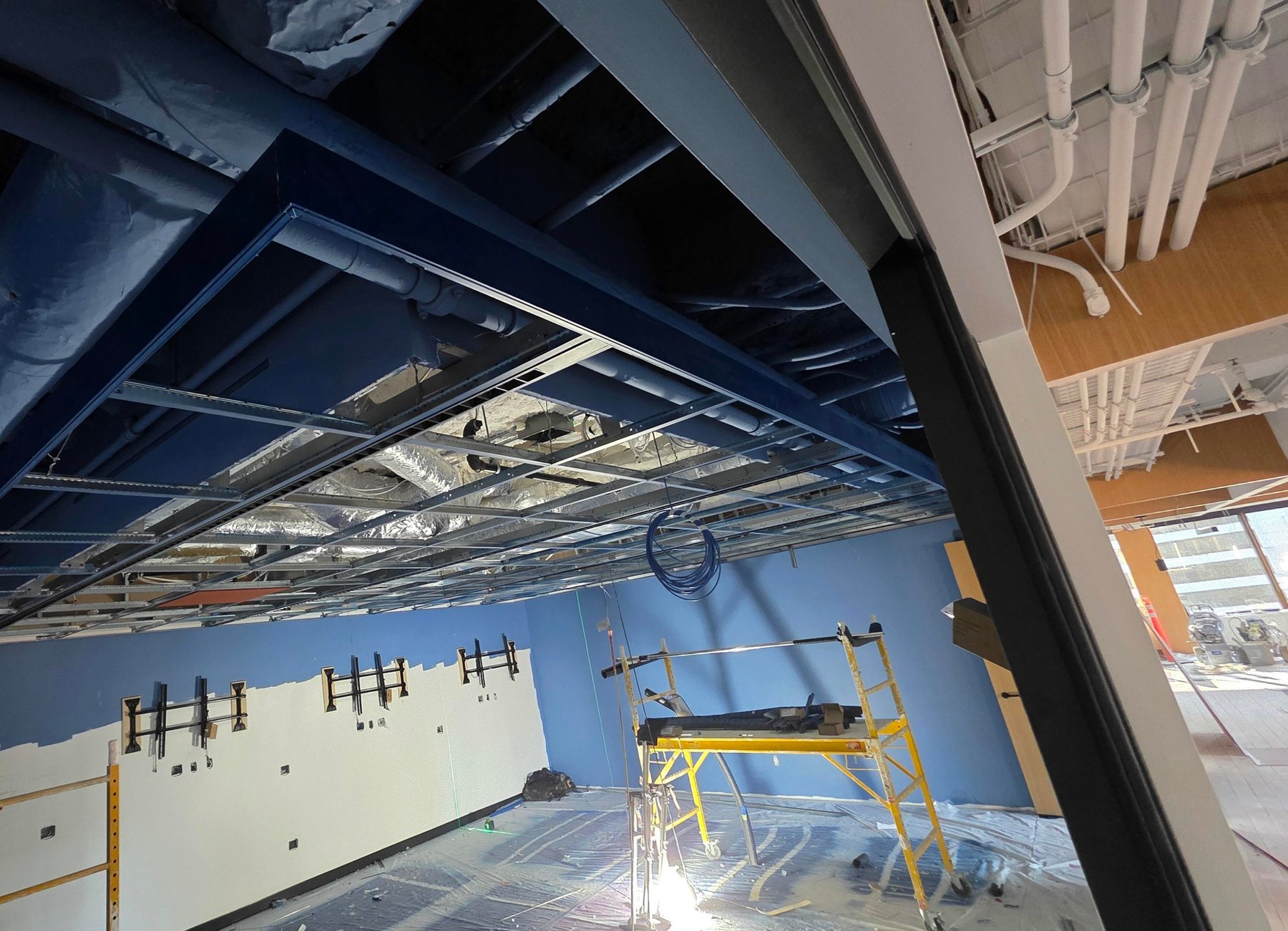 Custom painted floating T-bar ceiling with Axiom trim. Photo supplied by Mason McKenzie, Rambo Wall & Ceiling Limited.