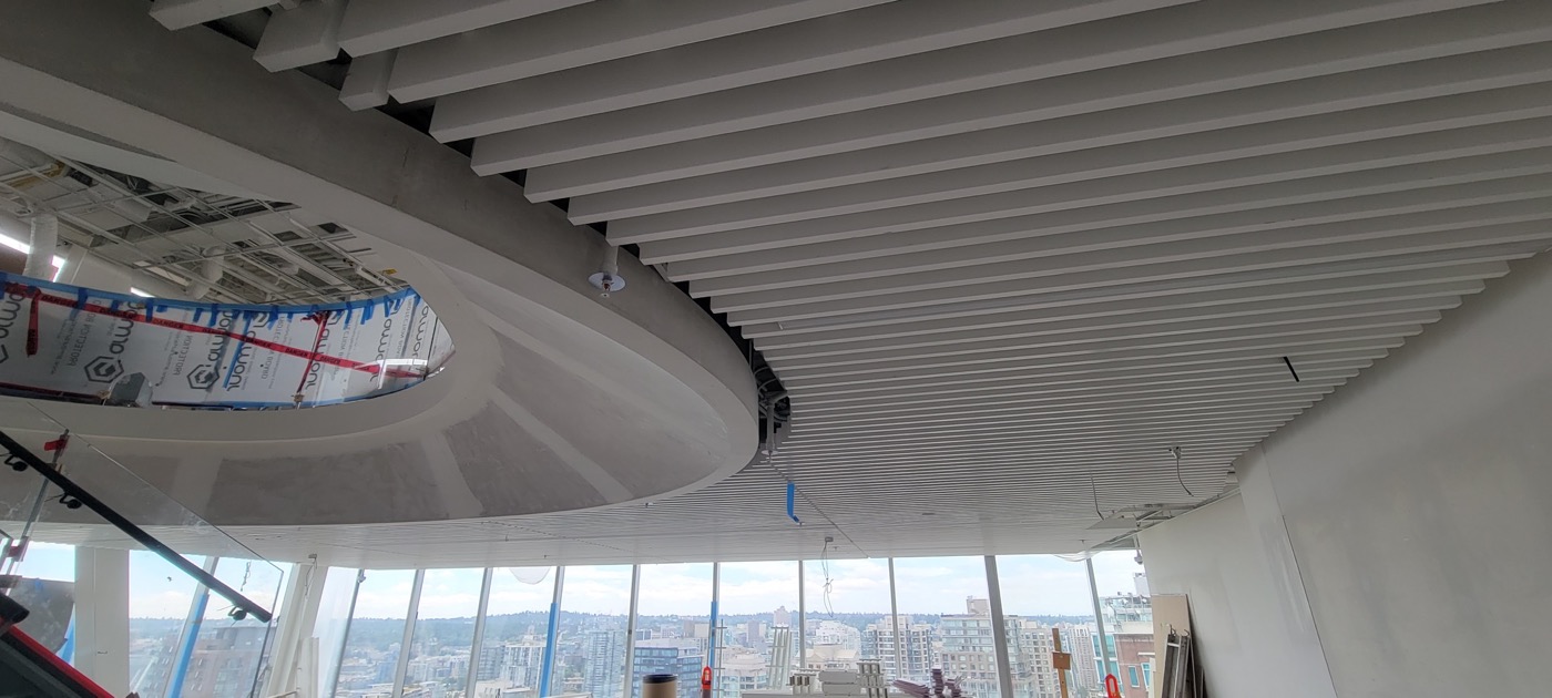 Curved linear ceiling feature following a circular opening.